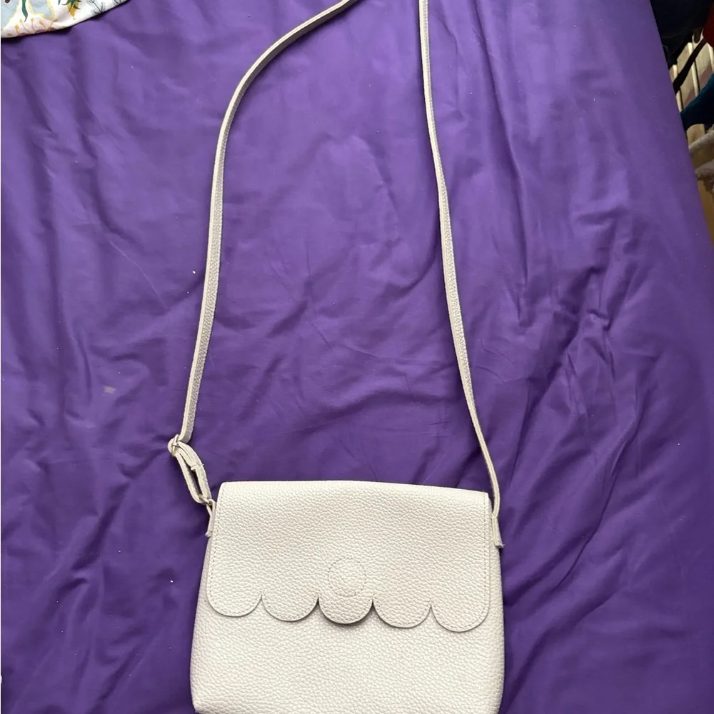 Chic White Scalloped Crossbody Bag - Picture 1 of 3